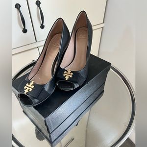 Tory Burch black leather wedge - 8M